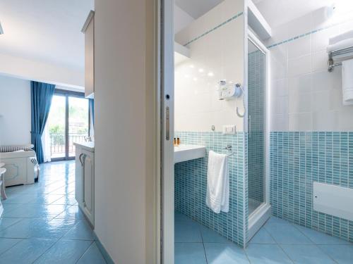 维拉西米乌斯翠绿乡村度假酒店的一间带水槽和淋浴的浴室