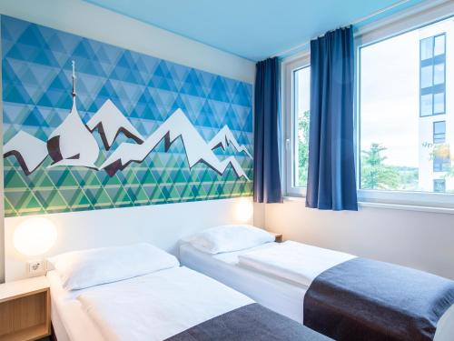 罗森海姆罗森海姆酒店的一间带两张床的卧室和山壁画