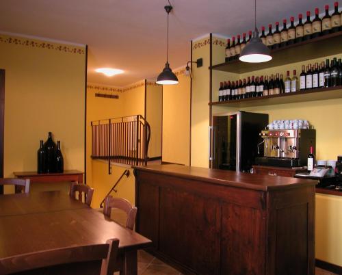 萨利切泰尔梅卡萨加雷洛农家乐的餐厅内带木台的酒吧