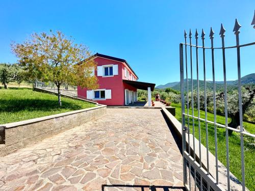 圣温琴佐Villa San Bartolo的红房子前面的围栏
