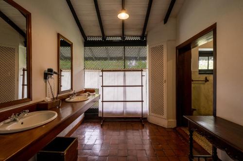 马拉维拉霍拉萨泊拉酒店的一间带两个盥洗盆和镜子的大浴室