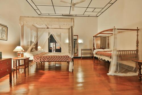 马拉维拉霍拉萨泊拉酒店的一间卧室设有两张床和天花板