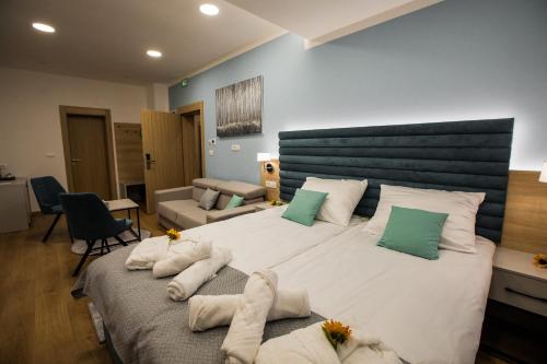 奥古林Klečka vila B&B rooms的一间卧室配有一张带白色床单和绿色枕头的大床。