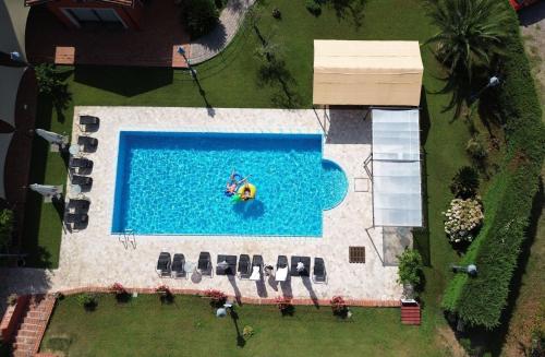 萨尔扎纳阿尔伯格拉鲁纳酒店的游泳池的顶部景色,游泳池里的人