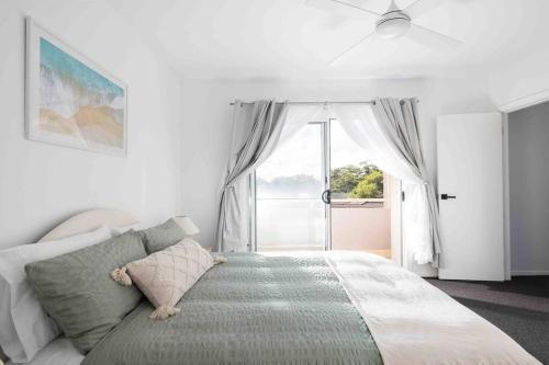 科莱特Stylish family friendly oasis - Lette @ Corlette的一间卧室设有一张床和一个大窗户
