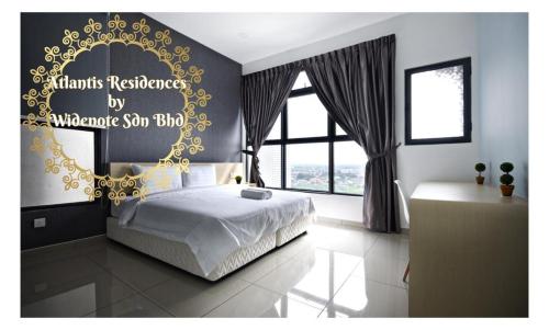 马六甲Atlantis Residence - Widenote Sdn Bhd的卧室配有一张挂有墙上标志的床