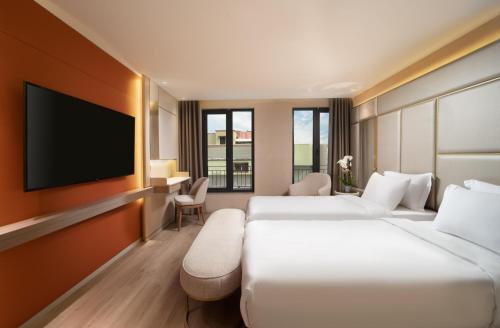 伊斯坦布尔Bentley Hotel Bosphorus - Special Class的酒店客房设有两张床和一台平面电视。