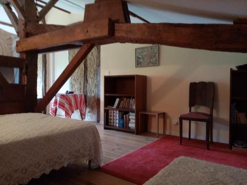 MomuyRicouch, chambre d'hôtes et permaculture的一间卧室设有一张床和一个书架