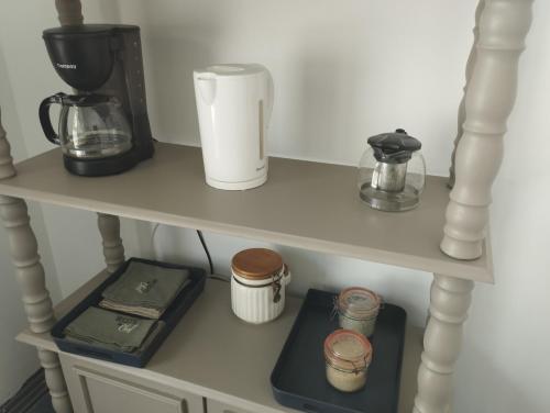 圣安尼RO Location 2的一个带咖啡壶和其他物品的架子