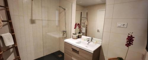 维拉韦德Beach Life的白色的浴室设有水槽和淋浴。