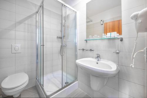 穆劳附近圣洛伦岑Waldschlössl Gasthof的浴室配有卫生间、盥洗盆和淋浴。