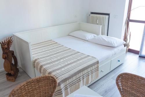 佩罗Casetta Azzurra的客房内的一张带两把椅子的白色床