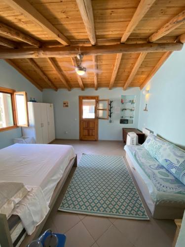 法纳里Tiny Big House的一间卧室设有一张床和木制天花板