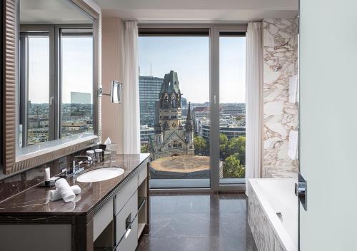 柏林柏林华尔道夫酒店的浴室享有建筑的景致。