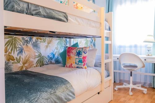 阿布里斯ViVaTenerife - Cosy and elegant flat in Los Abrigos的一间卧室配有双层床、书桌和椅子
