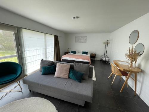 布鲁日Perfect getaway in Bruges!的客厅配有沙发和1张床