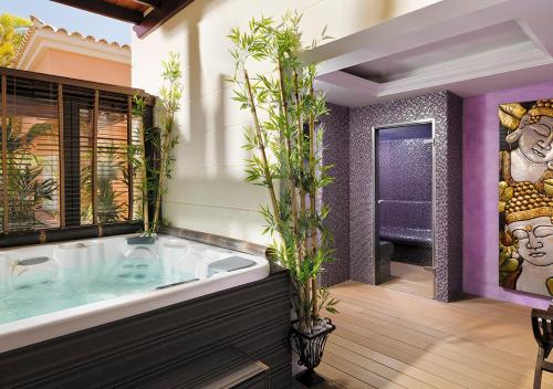 美洲海滩Green Garden Eco Resort & Villas的浴室设有植物大浴缸