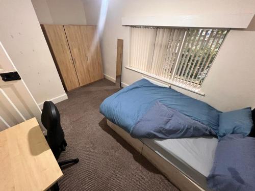伯明翰Private Rooms with Shared Kitchen & Bathroom - Birmingham的一间小卧室,配有床和窗户