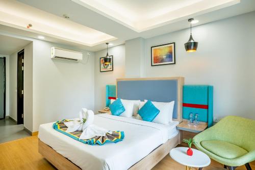 古尔冈Inde Hotel Sec- 49, Golf Course Extension, Gurgaon的配有一张床和一把椅子的酒店客房