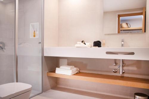 埃斯卡洛Pinomar - Emar Hotels的一间带水槽、卫生间和淋浴的浴室