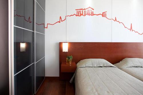 雅典Dorian Inn - Sure Hotel Collection by Best Western的卧室配有两张床,墙上挂有红线图