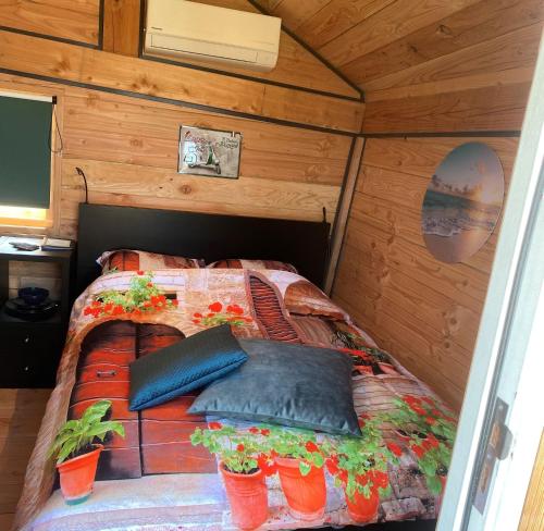 SwalmenHoogte Huisje Italien的小屋内一间卧室,配有一张床