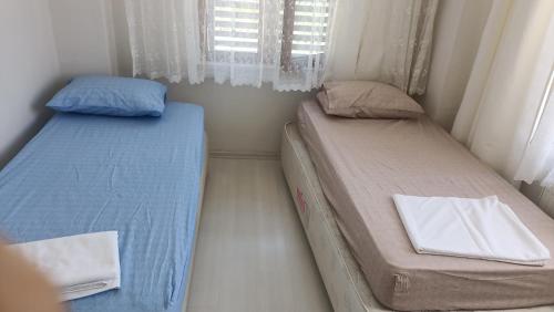 格克切达镇merkez konumda的小型客房 - 带2张床和窗户