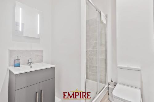 布赖尔利希尔Modern One Bedroom Apartment Brierley Hill的带淋浴和盥洗盆的白色浴室