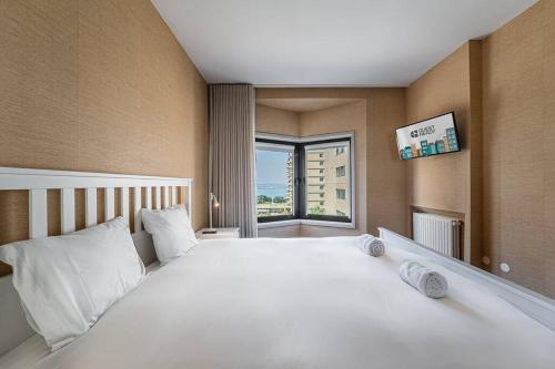 马托西纽什GuestReady - A prime stay near the beach的卧室配有一张大白色床和窗户