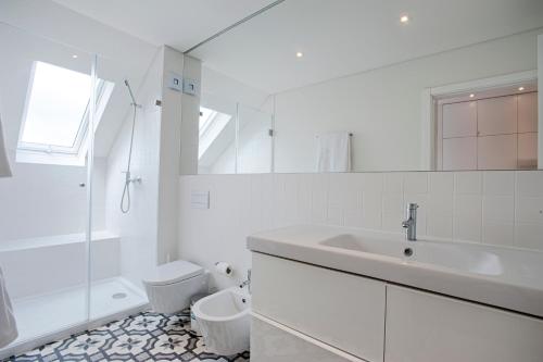 辛特拉Eighteen21 Houses - Secluded Charm Cottage in Quinta Velha的白色的浴室设有水槽和卫生间。