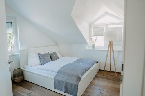 萨尔茨堡City Chalets Salzburg的白色的卧室设有床和窗户