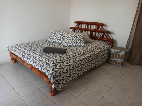 SanyangBosofet Beach and Creek Lodge的一张床上有两个枕头的房间