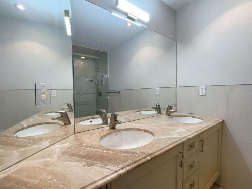 多伦多Private Suite in Forest Hill with full kitchen and parking的一间带三个水槽和大镜子的浴室