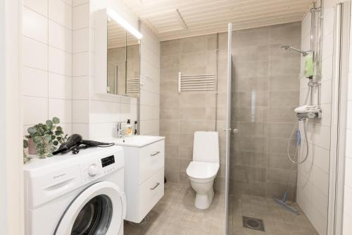 里希迈基Hiisi Homes Riihimäki的白色的浴室设有卫生间和淋浴。