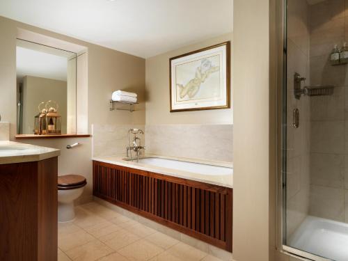纽伯里The Vineyard Hotel & Spa的带浴缸、水槽和淋浴的浴室