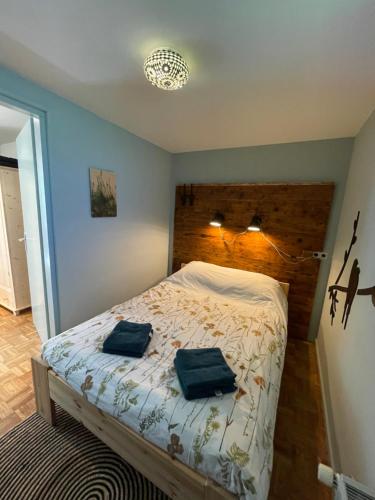 OudendijkIvy Cottage near Amsterdam的一间卧室配有一张带两个枕头的床