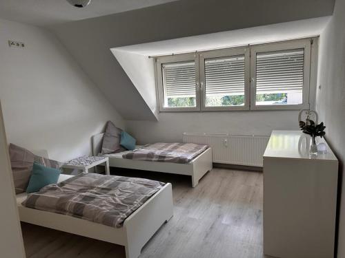 杜伊斯堡A&V Apartments Wunderschöne Rheinblick Wohnung zum entspannen的一间卧室配有一张床、一张沙发和窗户。