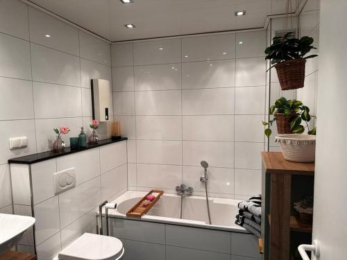 杜伊斯堡A&V Apartments Wunderschöne Rheinblick Wohnung zum entspannen的白色的浴室设有浴缸和卫生间。