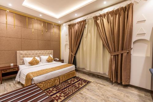 利雅德Al Muteb Suites Heritage的酒店客房设有床和窗户。