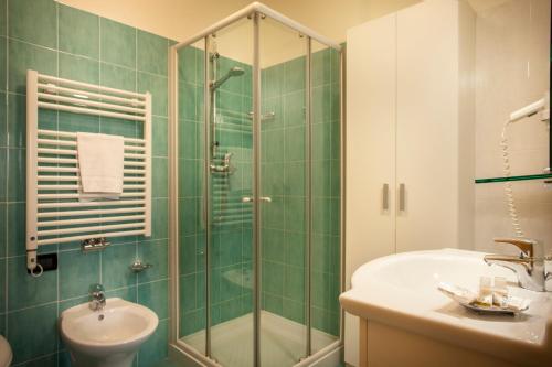 科马诺泰梅卡萨莱公寓的带淋浴和盥洗盆的浴室