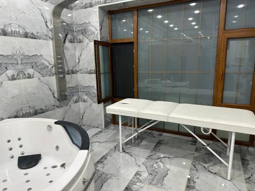 库巴Katej的浴室配有白色浴缸和水槽