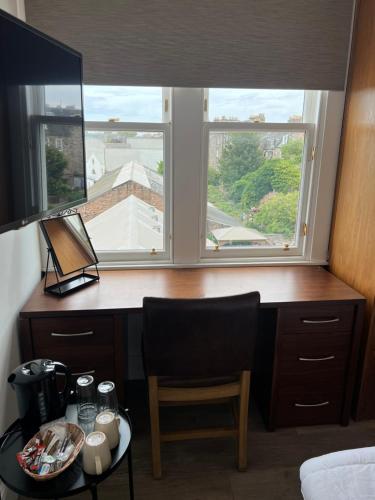 爱丁堡Cosy Double Room City Centre的窗户客房内的桌椅
