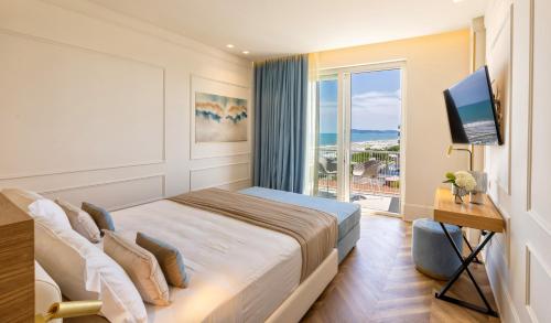 里乔内阿贝尼珥酒店的一间卧室设有一张大床和一个大窗户