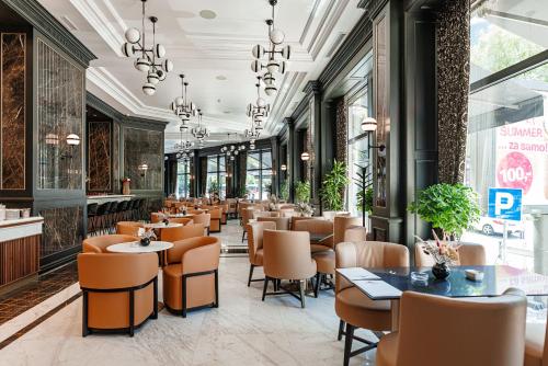 贝尔格莱德Hotel Balkan的餐厅设有一排桌椅