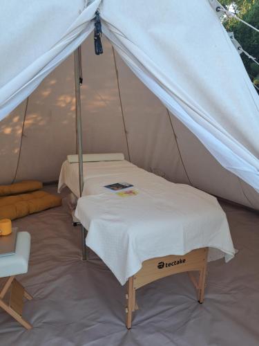 MacchiascandonaAgriturismo La Tortorella的一间帐篷内带两张床的卧室