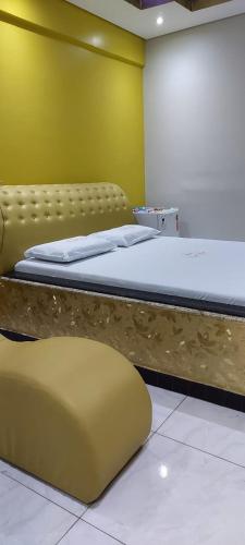 巴西利亚VIA RECANTO的一间卧室设有一张床和黄色的墙壁