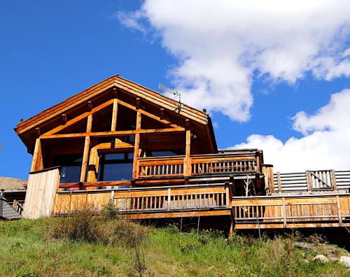 瓦尔Chalet with Ski Slope Views, Jacuzzi & Cinema Room的山顶上的大型小木屋