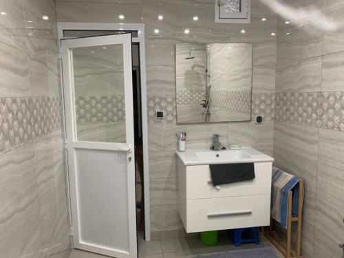 拜尔坎Maison vintage à louer sur deux étages的白色的浴室设有水槽和淋浴。