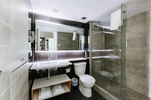 隆格伊乐多芬蒙特利尔朗基尔酒店的浴室配有卫生间、盥洗盆和淋浴。