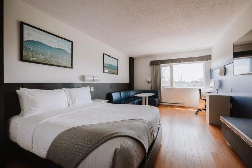 隆格伊乐多芬蒙特利尔朗基尔酒店的配有一张床和一张书桌的酒店客房
